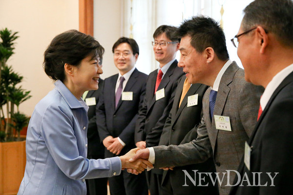 ▲ 박근혜 대통령은 24일 청와대에서 46개사 언론사 편집국장단을 초청, 오찬을 함께했다. 사진은 뉴데일리 이진광 국장과 악수를 나누고 있는 모습. ⓒ 뉴데일리 (청와대 제공)