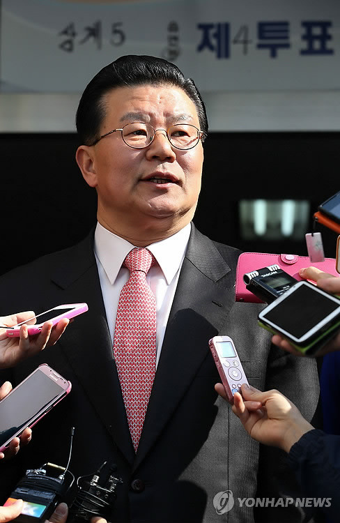 ▲ 4.24 재보궐선거가 치뤄진 24일 오전 서울 노원병에 출마한 허준영 새누리당 후보가 상계5동 제4투표소에서 투표를 마친 후 취재진의 질문에 답하고 있다. ⓒ연합뉴스