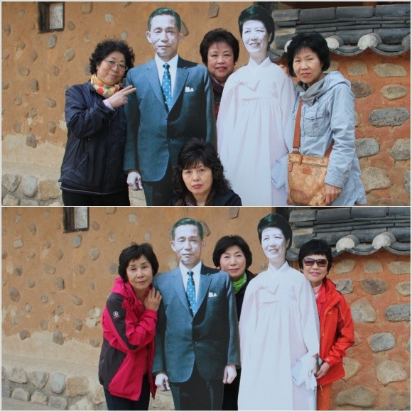 ▲ [박정희와 팝아트 투어] 행사에 참가한 한 여성이 박정희 전 대통령 생가 앞에 전시된 육영수 여사 실물 모형 옆에서 손가락 욕을 하고 있는 모습