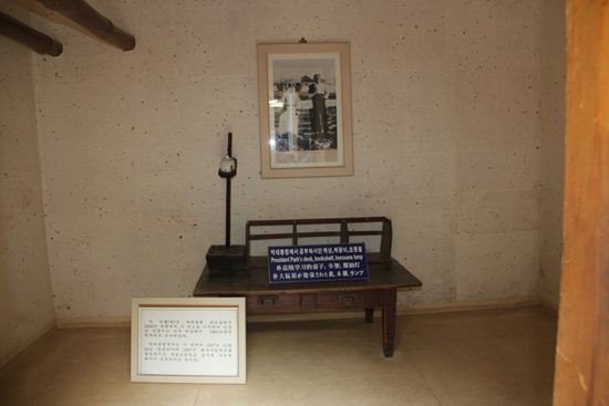 ▲ [박정희와 팝아트 투어] 행사에 참가한 한 여성이 박정희 전 대통령 생가 앞에 전시된 육영수 여사 실물 모형 옆에서 손가락 욕을 하고 있는 모습