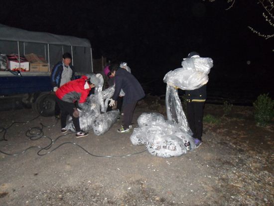 ▲ 탈북자단체 자유북한운동연합 회원들이 오전 1시쯤 경기도 김포시 화성면 마곡리에서 대북 전단을 날릴 준비를 하고 있다.  ⓒ 자유북한운동연합 제공