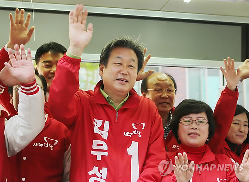 ▲ 김무성 부산 영도 당선자가 25일 오전 지지해준 영도 주민에게 감사의 인사를 하고 있다. ⓒ연합뉴스