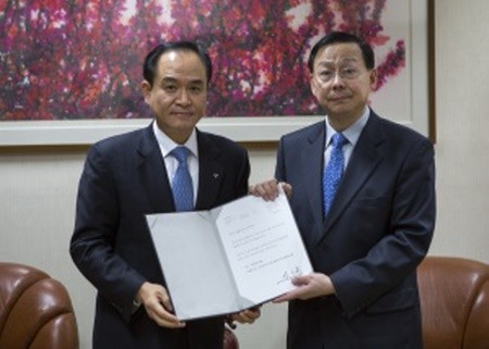 ▲ ⓒ왼쪽부터 김창규 금호타이어 사장, 장신썬 주한 중국대사.