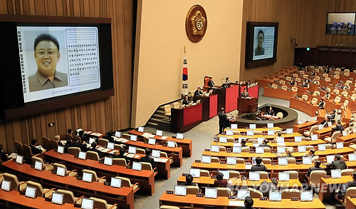 ▲ 25일 국회 본회의에서 열린 대정부 질문에서 새누리당 김진태 의원이 정홍원 총리를 상대로 범민련 남측본부 사이트에 올라와 있는 문건을 공개하고 있다. ⓒ연합뉴스