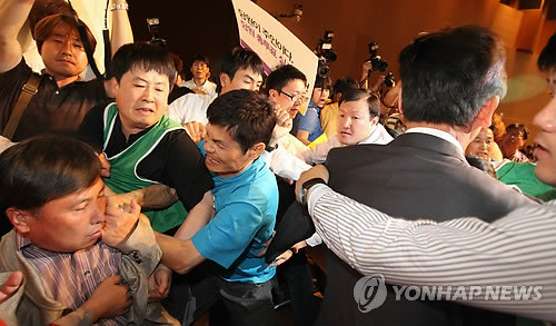 ▲ 통합진보당 부정 경선과 관련, 당원에게 폭행당하고 있는 조준호 공동대표. ⓒ연합뉴스