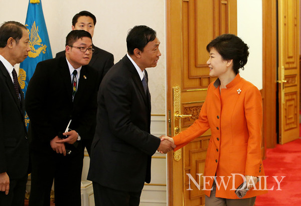 ▲ 박근혜 대통령은 25일 청와대에서 뚜라 우 쉐만 미얀마 의회 하원의장을 접견하고 양국관계 강화 및 경제협력 방안을 논의했다. ⓒ 뉴데일리 (청와대 제공)