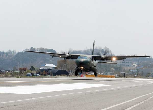 ▲ 비상활주로에 착륙하는 CN-235 수송기.