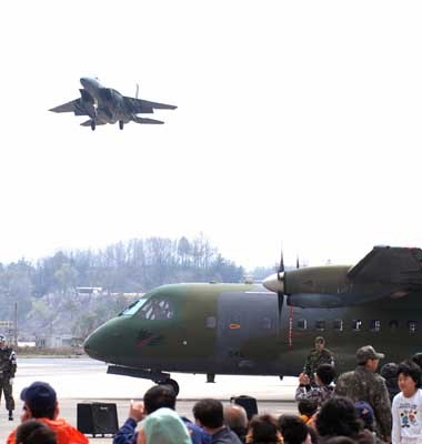 ▲ F-15K 전투기가 비상활주로 상공을 스쳐 지나가고 있다.