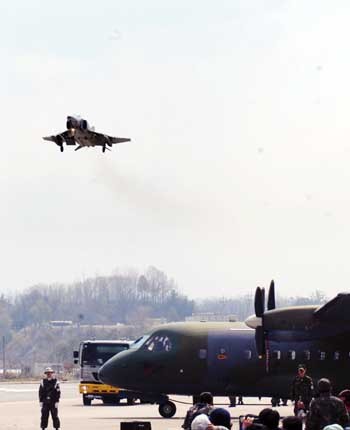 ▲ 비상활주로 상공을 지나가는 F-4E 전폭기. 고도는 60m다.