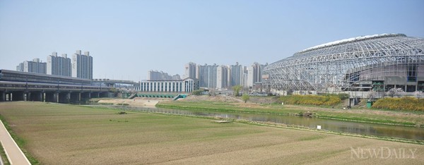 ▲ 지하철 1호선 구일역(왼쪽)에서 고척돔까지 멀지는 않다. 현재는 고척교를 우회해야 접근할 수 있지만 완공 예정인 12월 전에 다리를 짓는다는 것이 서울시의 계획이다. 만약 다리가 완성되면 도보로 3분 내에 도착할 수 있다.ⓒ이종현 기자