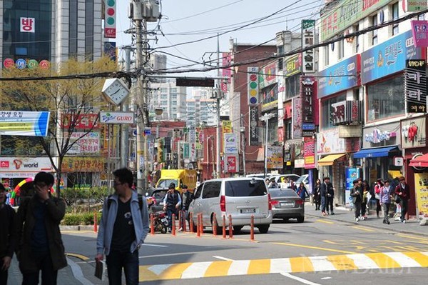 ▲ 고척돔  주변에는 아파트단지와 초등학교, 중·고등학교 그리고 대학교까지 위치해 있다. 상권이 형성돼 있는 상태다.ⓒ이종현 기자