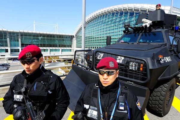 ▲ 2012년 3월 서울 '핵안보정상회의' 당시 인천공항을 경비하는 경찰특공대. 하지만 이래서는 테러리스트를 잡을 수 없다.