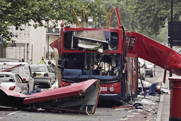 ▲ 2005년 7월 7일 런던 테러 직후의 모습. 영국은 이 사건 이후 테러대응정책을 전면수정했다.