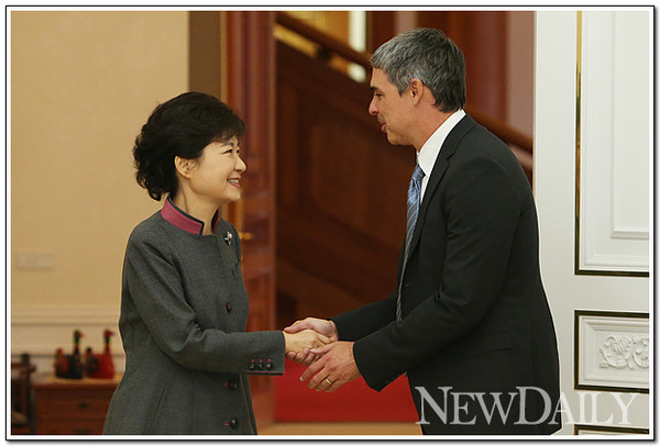 ▲ 박근혜 대통령이 26일 방한한 래리 페이지 구글 회장을 만나 악수를 나누고 있다. ⓒ 뉴데일리