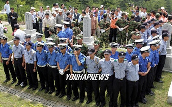 ▲ 민족문제연구소등 좌익세력이 김창용 장군 묘를 파내라고 시위를 거듭하자 경찰이 지키고 있다.