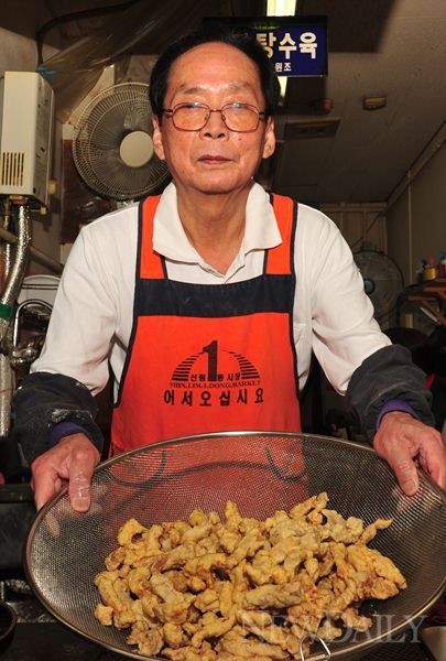 ▲ 15년째 [시장탕수육]집을 운영하고 있는 변영균 사장.  ⓒ 이종현 기자