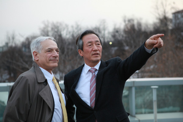 ▲ 아산정책연구원에서 갈루치 전 미국 국무부 차관보와 대담을 나누는 새누리당 정몽준 의원. ⓒ정몽준 홈페이지