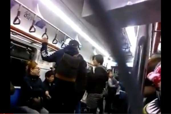 ▲ 유튜브에 오른 문제의 동영상. 이 여성은 주변 사람과의 시비 끝에 욕설을 퍼부으며 박근혜 대통령을 욕한다.