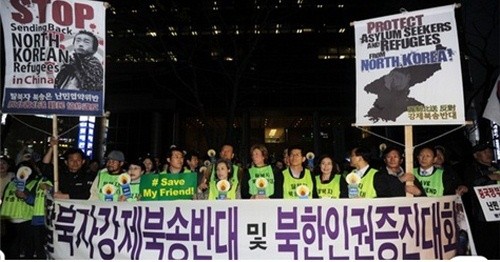 ▲ 지난해 을 맞아 중국대사관 앞 옥인교회에서 서울역광장까지 행진하고 있는 수잔 솔티 대표, 김문수 경지지사, 홍순경 북한민주화위원회 위원장, 이용희 교수, 박선영 전 의원, 이애란 박사, 정베드로 목사.