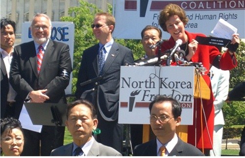 ▲ 지난해 을 맞아 중국대사관 앞 옥인교회에서 서울역광장까지 행진하고 있는 수잔 솔티 대표, 김문수 경지지사, 홍순경 북한민주화위원회 위원장, 이용희 교수, 박선영 전 의원, 이애란 박사, 정베드로 목사.