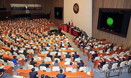 ▲ 29일 국회 본회의장에서 여야 의원들이 일본각료 등의 야스쿠니 신사 참배 및 침략전쟁 부인 망언 규탄 결의안을 통과시키고 있다. 재석의원 239명 가운데 238명이 찬성하고 1명이 기권했다. ⓒ연합뉴스