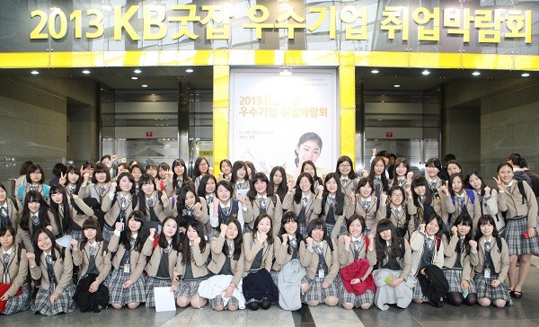 ▲ 2013 KB굿잡 우수기업 취업박람회에 참가한 고졸 취업준비생들.