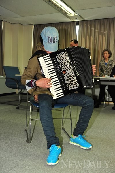 ▲ 아코디언 연주하는 물망초 학생 2013.4.29 ⓒ 이종현 기자