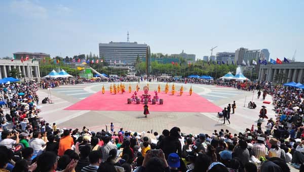 ▲ 2011년 용산 전쟁기념관에서 열린 어린이날 행사. [사진: 국방홍보원 블로그]