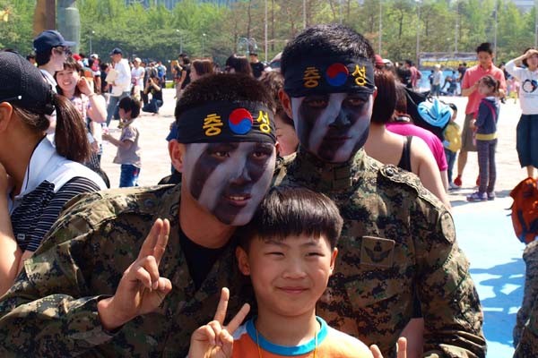 ▲ 용산 전쟁기념관 어린이날 행사에서 특전사 장병과 기념촬영하는 모습 [사진: 보훈처 블로그]