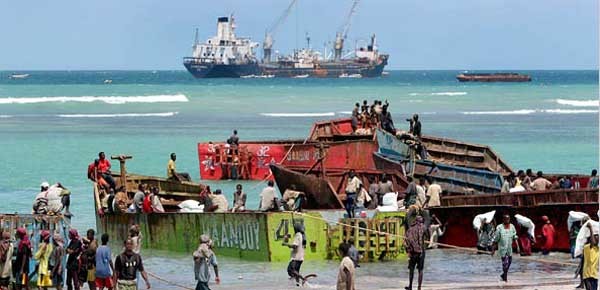 ▲ 일명 '해적 해안'이라 불리는 소말리아의 해적 근거지. 수십여 척의 배들이 좌초된듯 정박해 있다.