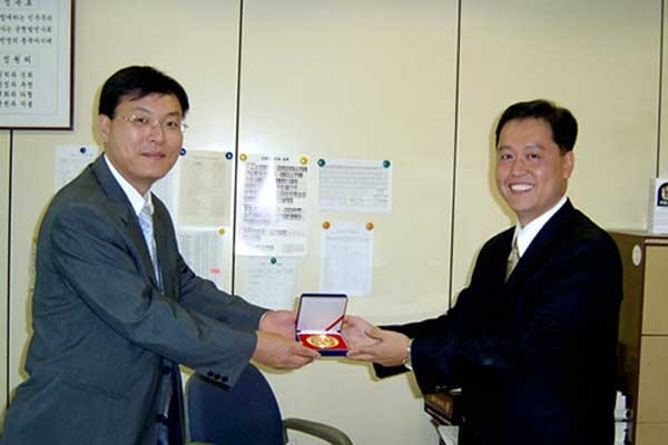 ▲ 2005년 1월 FBI 한국지부장이 대검찰청을 찾아 인사를 나누고 있다. 미국은 10여년 전부터 우리나라에 FBI 요원을 파견하고 있다.