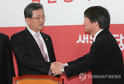 ▲ 안철수 무소속 의원(오른쪽)이 2일 오전 인사차 이한구 새누리당 원내대표를 방문, 악수하고 있다. ⓒ연합뉴스