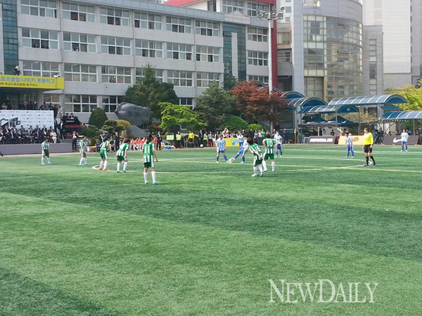 ▲ 4일 경기를 펼치고 있는 무학여고 선수들과 월계고 선수들.ⓒ윤희성