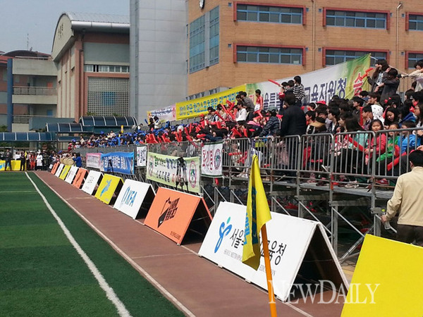 ▲ 4일 무학여자고등학교 운동장에 모인 관중들.ⓒ윤희성