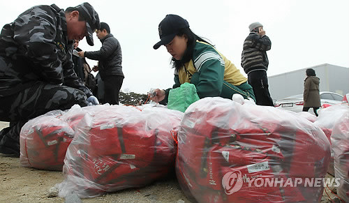 ▲ 탈북자동지회, 북한인민해방전선, 북한민주화운동본부 등 탈북자단체 회원들이 대형풍선에 매달아 북한으로 날려 보낼 초코파이 꾸러미를 준비하고 있다.(자료사진)ⓒ연합뉴스