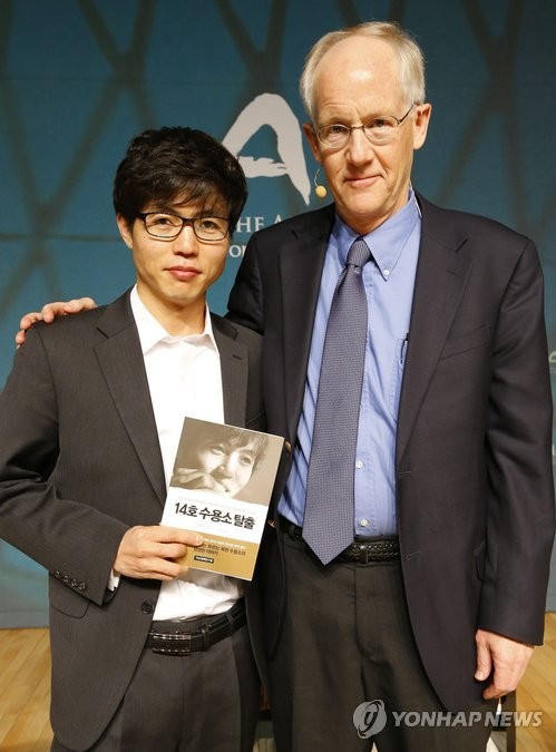 ▲ 2일 오전 종로구 아산정책연구원에서 열린 '14호 수용소 탈출' 출판기념회에서 저자 미국 언론인 블레인 하든이 책의 주인공 탈북자 출신 북한인권 운동가 신동혁씨와 함께 포즈를 취하고 있다. 이 책은 북한의 '죽음의 수용소'로 불리는 14호 수용소에서 태어난 신씨가 2005년 중국으로 탈출해 이듬해 남한으로 들어오기까지 삶과 죽음을 넘나든 기로를 치밀하게 추적해 소개한다.ⓒ연합뉴스