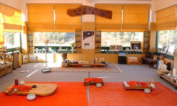 ▲ 한 지역신문에 소개된 '명설차' 부설 다도교육기관 '예명원'의 모습. 이 곳의 주인인 김 의원 재산은 부채 3,459만 원 뿐이라고 한다.