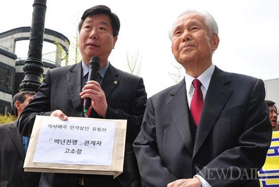 ▲ 2일 오전 이인수 박사(오른쪽)가 우남 이승만 대통령 유족을 대표해 [백년전쟁] 제작자에 대한 고소장을 서울 중앙지검에 접수했다.ⓒ 뉴데일리 이종현 기자