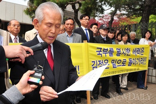 ▲ 성명서를 낭독하고 있는 이인수 박사.ⓒ 뉴데일리 이종현 기자