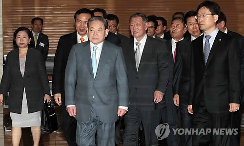 ▲ 박근혜 대통령의 미국 방문에 허창수 전국경제인연합회 회장을 포함한 경제5단체장과 재계 총수 등 사상 최대 규모의 경제 사절단이 파견된다. 사진은 이건희, 정몽구 회장 등 30대 대기업 총수들이 지난 2011년 8월 대한상의에서 열린 '공생발전을 위한 대기업 간담회'에 참석하고 있는 모습. ⓒ 연합뉴스