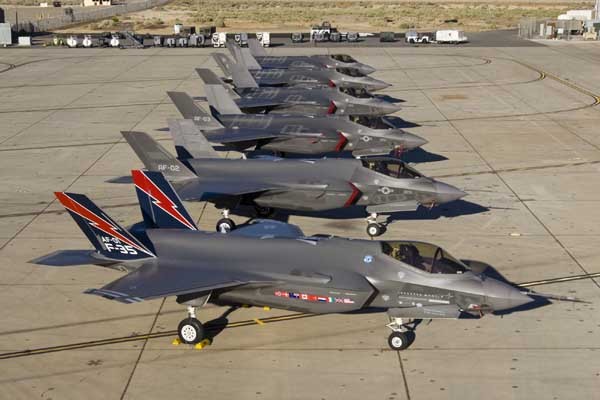 ▲ F-35A가 시험비행을 위해 늘어서 있다. F-X사업의 경쟁기종 중 하나다.