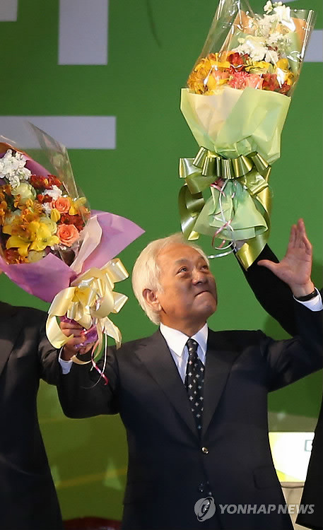 ▲ 김한길 민주당 새 대표가 4일 오후 경기도 고양시 킨텍스에서 열린 당 대표 및 최고위원을 선출하는 전당대회에서 투표 결과 발표 후 새 지도부와 후보들과 함께 꽃다발을 들고 인사할 준비를 하고 있다. ⓒ연합뉴스