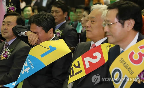 ▲ 김한길 민주당 새 대표가 4일 오후 경기도 고양시 킨텍스에서 열린 당 대표 및 최고위원을 선출하는 전당대회에서 투표 결과 발표 후 새 지도부와 후보들과 함께 꽃다발을 들고 인사할 준비를 하고 있다. ⓒ연합뉴스