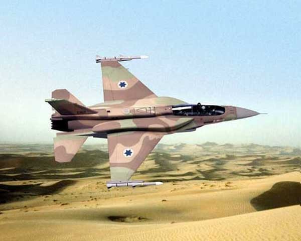 ▲ 이스라엘 공군의 F-16. 항속거리를 늘리기 위해 동체 옆에 컨포멀 탱크를 달았다.