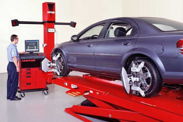 ▲ 휠 얼라인먼트를 보는 모습 .타이어 전문점에서 휠 얼라인먼트를 볼 때 서스펜션 이상유무를 봐 달라고 하는 것도 방법이다.