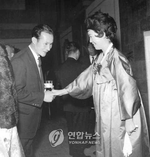 ▲ 생전에 한복을 즐겨 입었던 고(故) 육영수 여사. ⓒ 연합뉴스