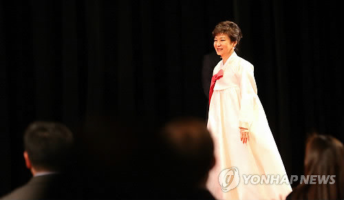 ▲ 박근혜 대통령이 5일 오후(현지시간) 아스토리아호텔 그랜드볼륨에서 열린 뉴욕동포 간담회에서 인사말을 하기 위해 연단에 올라 환영박수를 받고 있다. ⓒ 연합뉴스