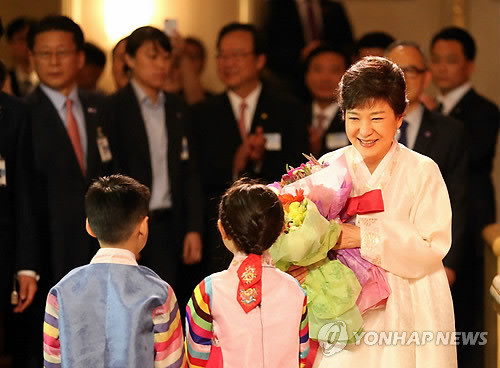 ▲ 박근혜 대통령이 5일 오후(현지시간) 아스토리아호텔 그랜드볼륨에서 열린 뉴욕동포 간담회에서 행사장에 입장하며 남녀 어린이 화동으로부터 환영 꽃다발을 받고 있다. ⓒ 연합뉴스