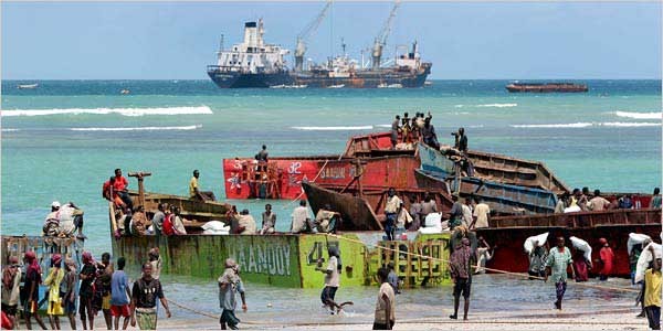 소말리아의 '해적 해변' 모습. 납치한 배들을 이렇게 해안에 정박시켜 놓는다. 소말리아 해적의 뒤에는 이슬람 테러조직이 있다.