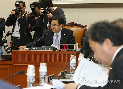 ▲ 김정훈 국회 정무위원장이 6일 오후 국회 정무위원회 전체회의를 개회하며 의사봉을 두드리고 있다. ⓒ연합뉴스